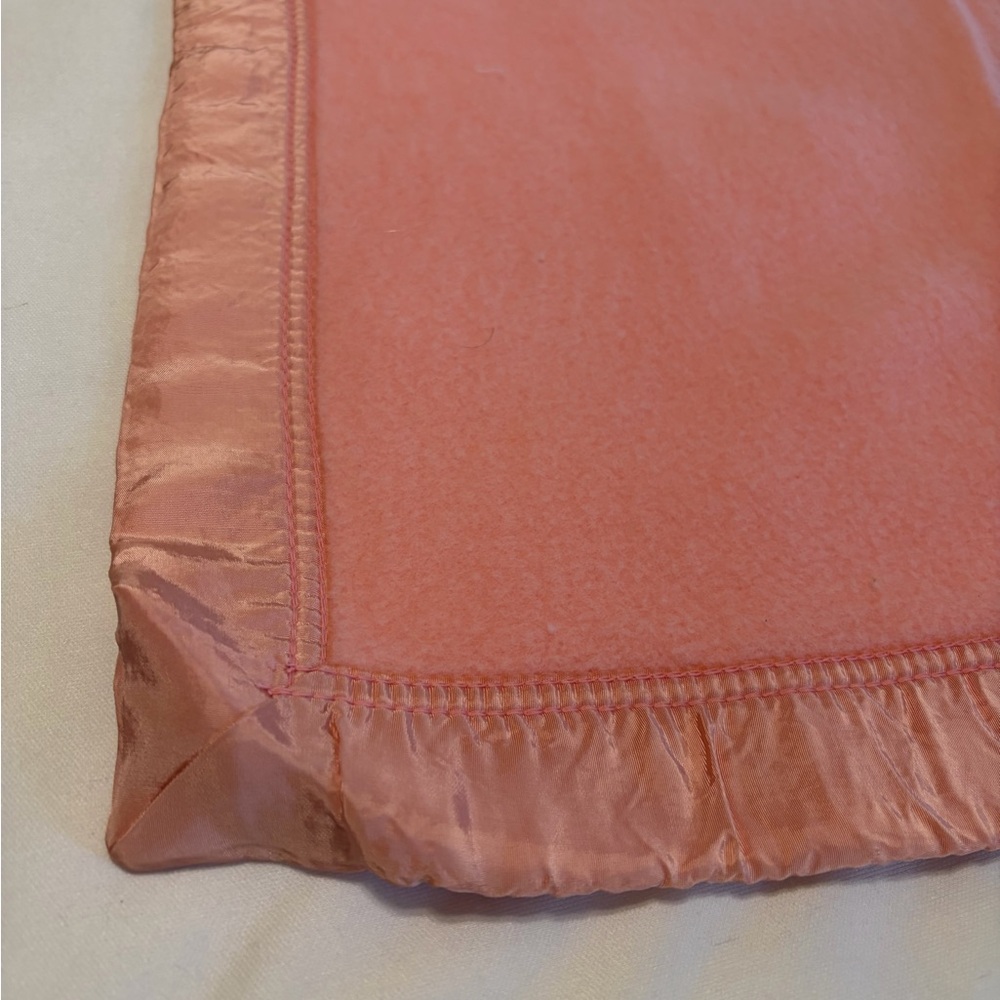 Vintage Pink Acrylic Satin Trim Baby Blanket 36x45 - Picture 2 of 5